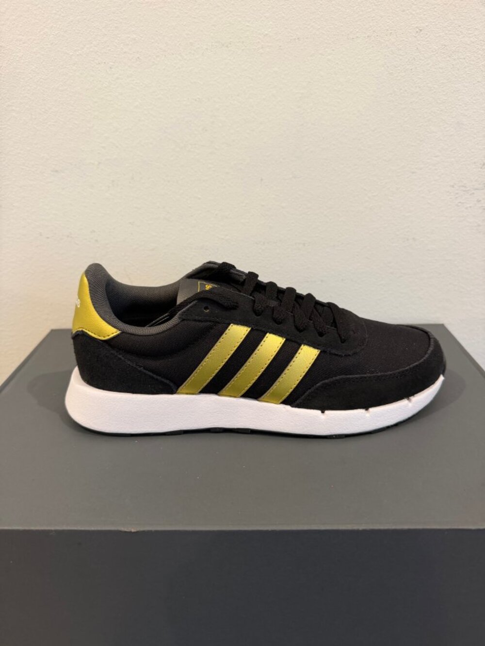 New Adidas WMNS) adidas Run 60s 2.0 'Black Gold Size 7 New In damaged box